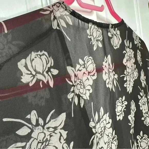 Sheer Kimono Floral Black & White Size  Medium / Large - Picture 14 of 16